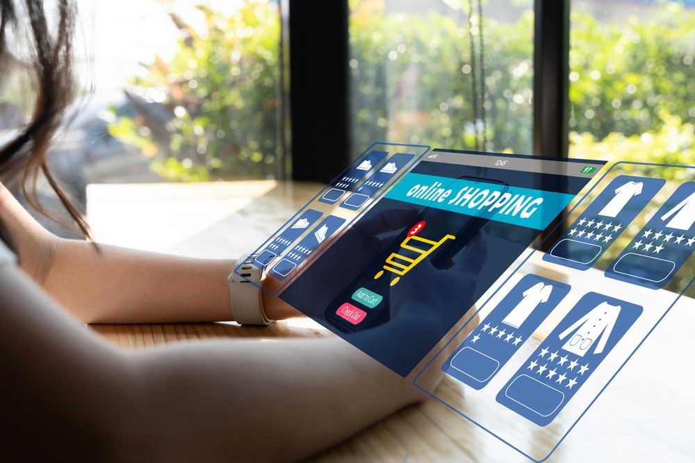 Une cliente navigue dans une boutique en ligne sur une tablette